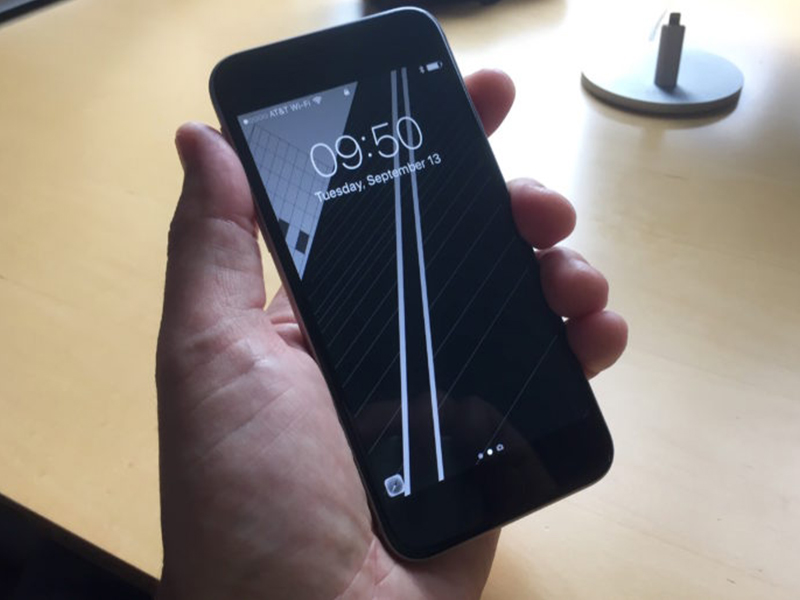 Giơ l&ecirc;n để bật điện thoại